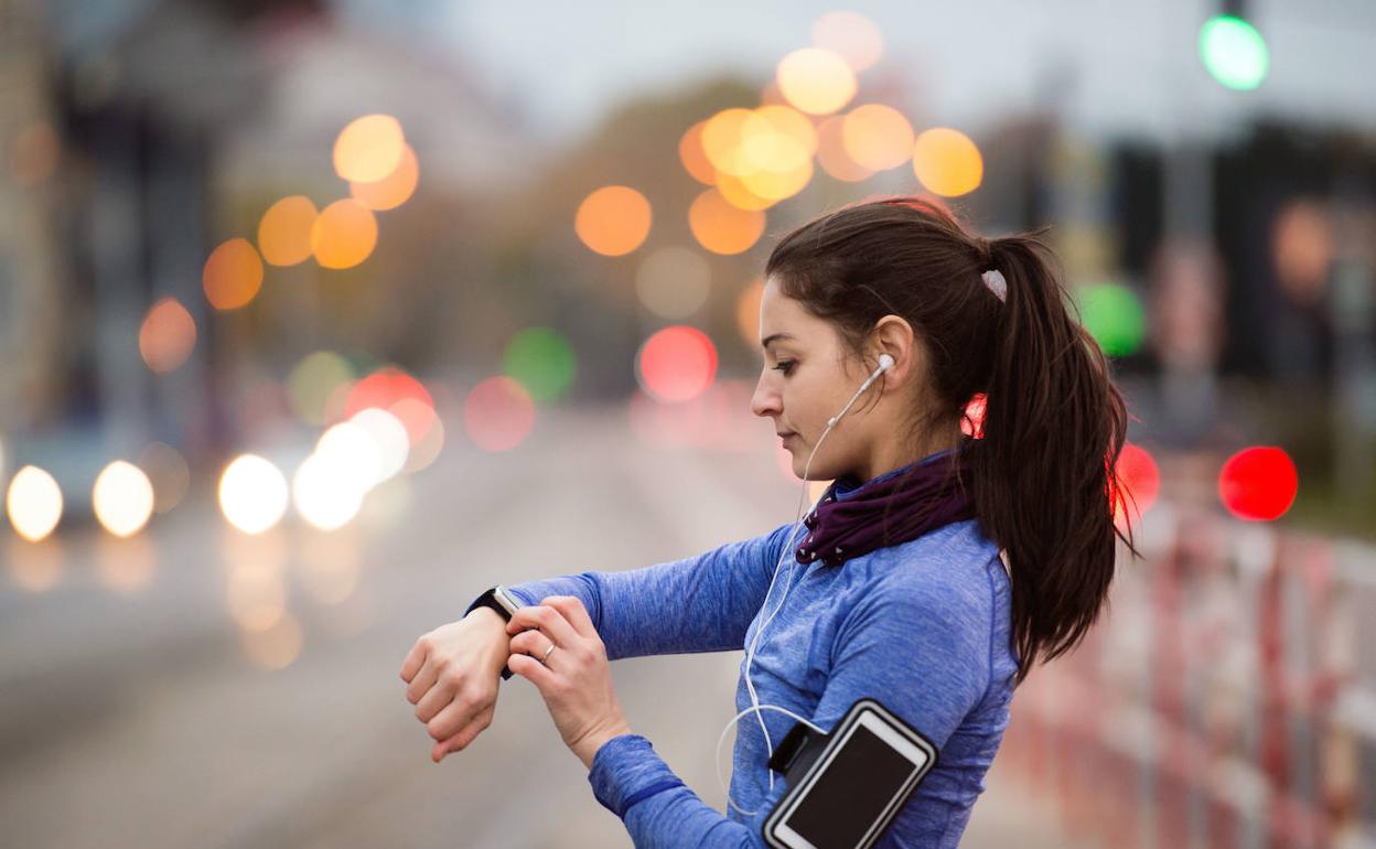 Los consejos de la DGT para correr de forma segura por la carretera