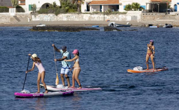 Una familia, practicando paddle surf en el Mediterráneo.