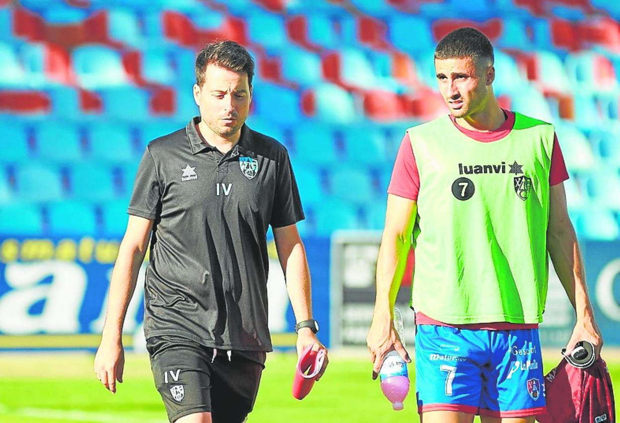 Israel Vicente, a la izquierda, junto a Barace, del Calahorra. 