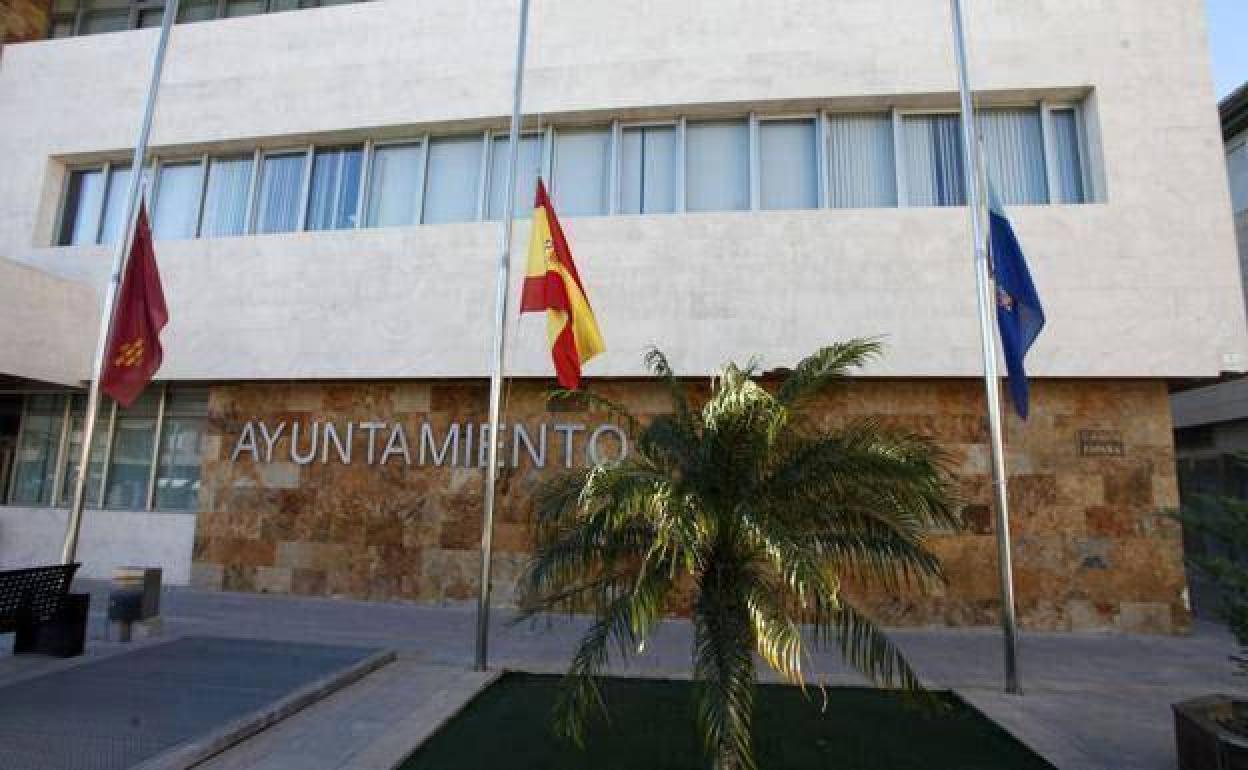 Una rotura en una tubería que abastece de agua potable a La Manga provoca el recorte del caudal en casas de San Javier