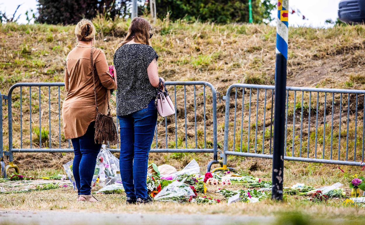 Dos vecinas de Zyudzijde dejan flores en el lugar del atropello mortal.