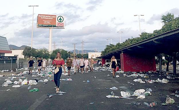 Basura acumulada en zonas de Cabo de Palos por culpa del botellón.