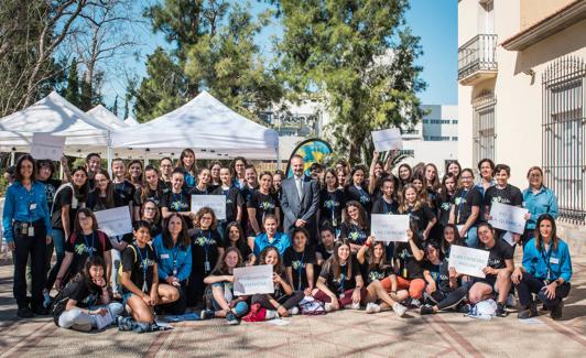 Las chicas del programa Besteam de Ceeim, junto a directivos, ejecutivas y responsables de la empresa Sabic durante su visita. 