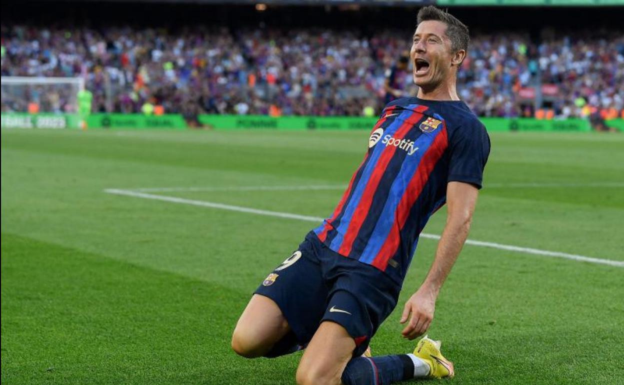 Robert Lewandowski celebra uno de sus goles ante el Valladolid. 