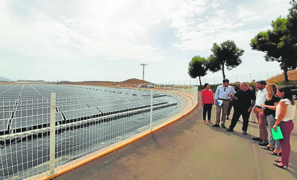 Luengo, ayer, con los regantes en la desaladora de Mazarrón. 