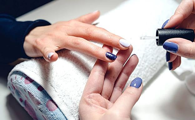 Cómo lograr unas uñas de gel perfectas hechas en casa paso a paso 