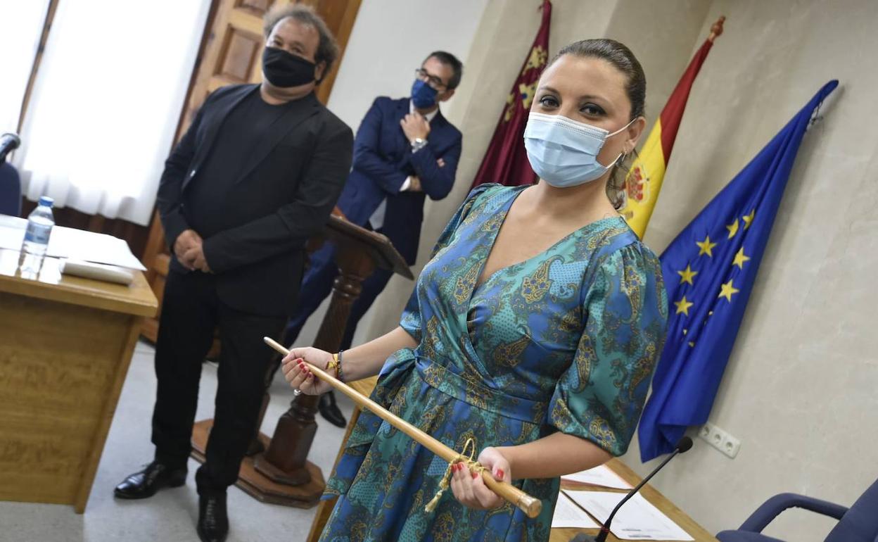 Cati Herrero posa con el bastón de mando de Fortuna tras su nombramiento como alcaldesa. Al fondo, Tomás Bernal, el exconcejal del PSOE que apoyó la moción de censura. 