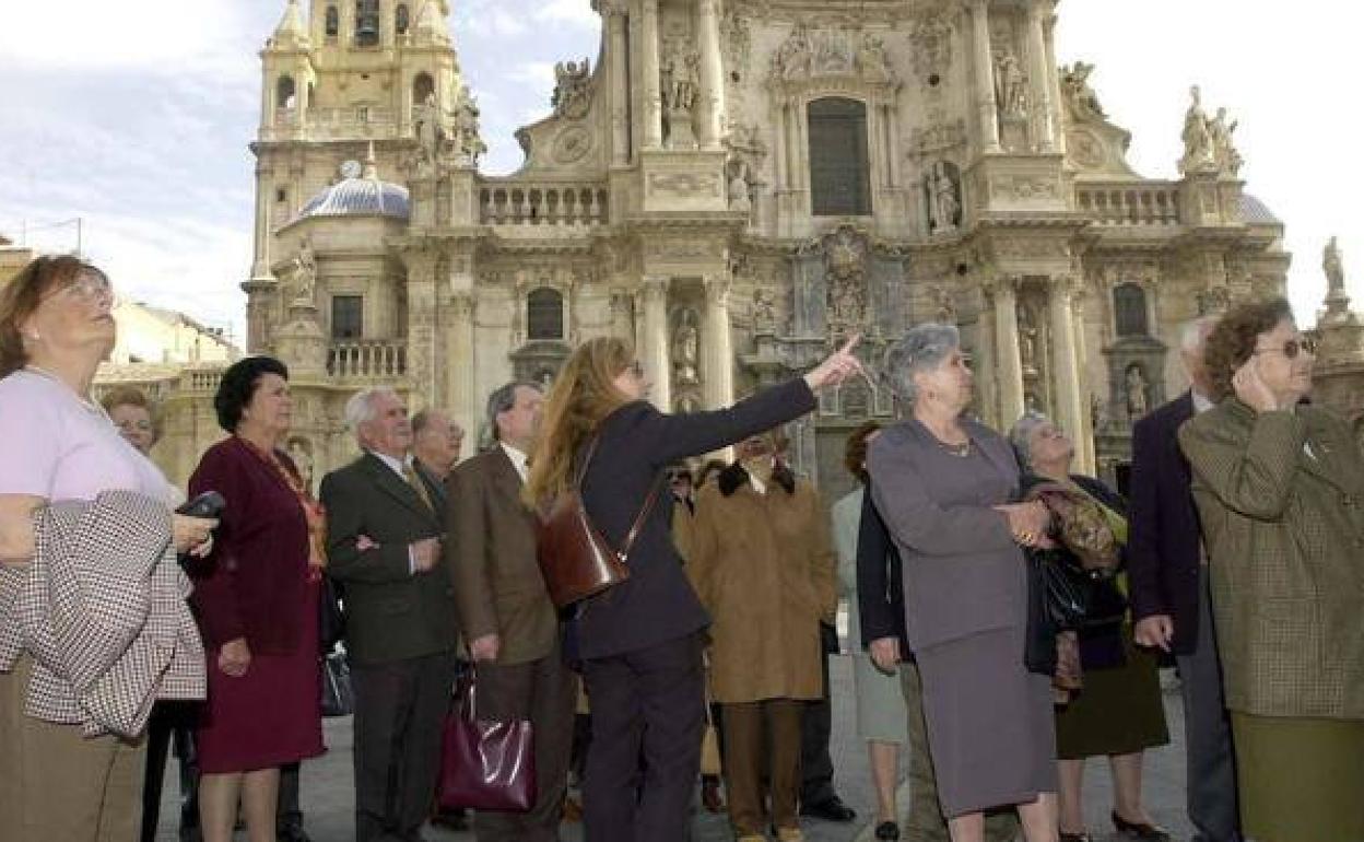 Visita guiada por la Plaza de Belluga en una excursión organizada por el Imserso, en una imagen de archivo.