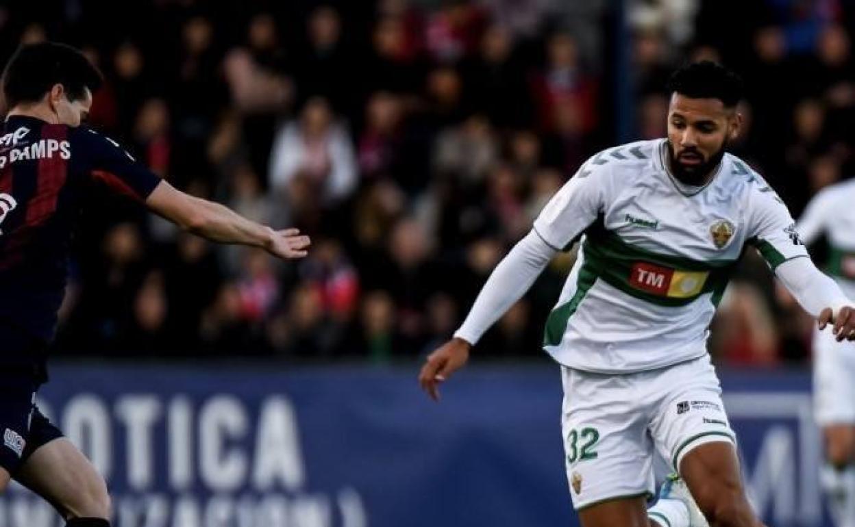 Mourad, a la derecha de la imagen, en un partido con el Elche.