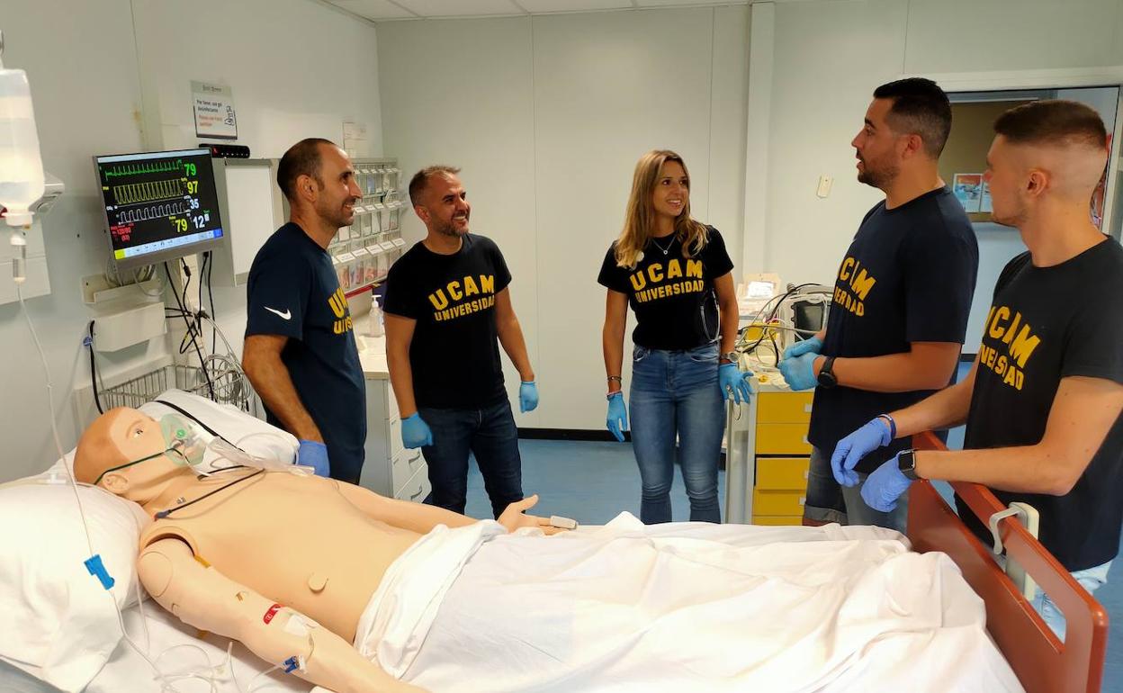 Equipo de la UCAM que se marcha a Uganda para llevar equipamiento sanitario.