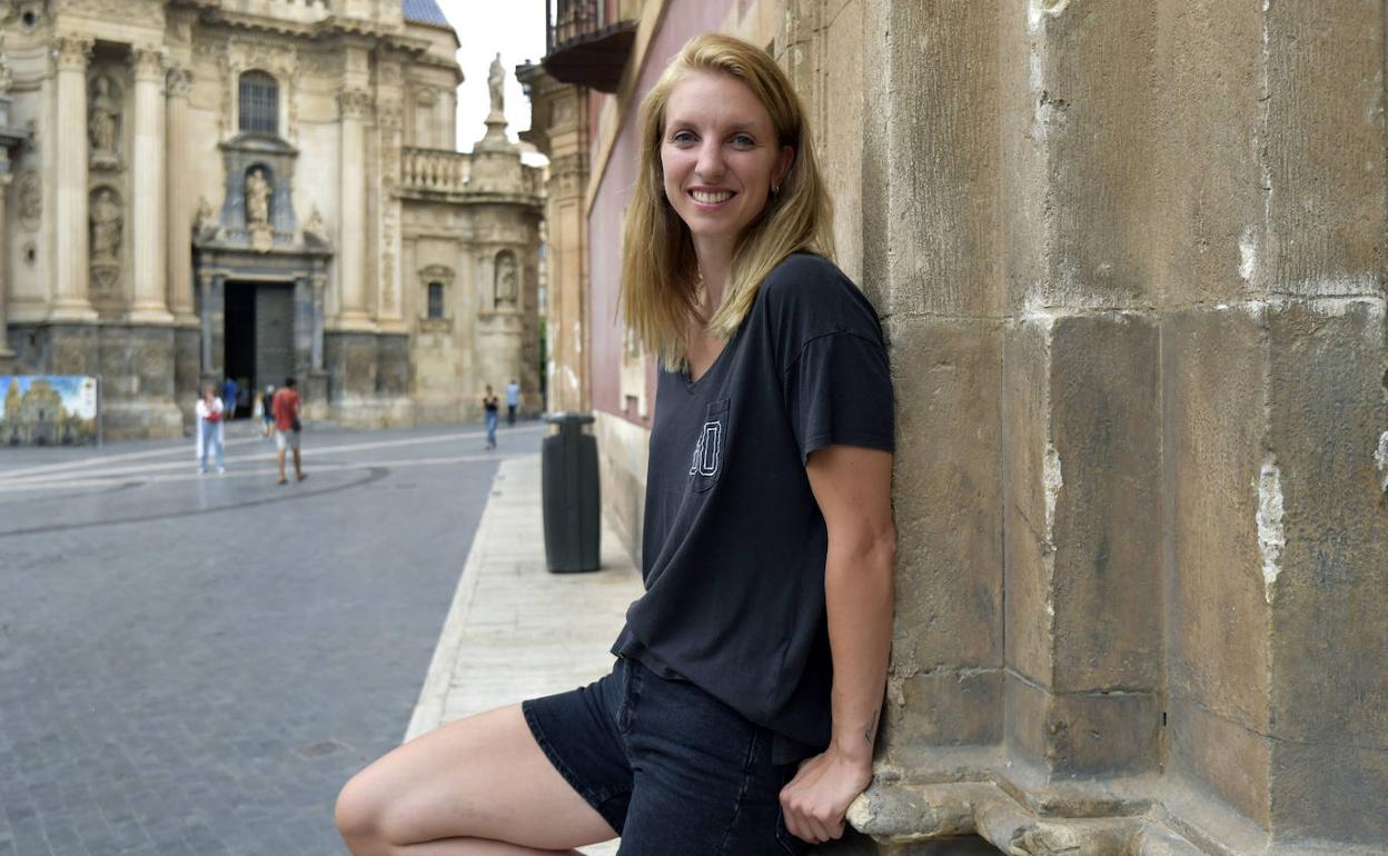 La jugadora de baloncesto Laura Gil, en la plaza del Cardenal Belluga. 