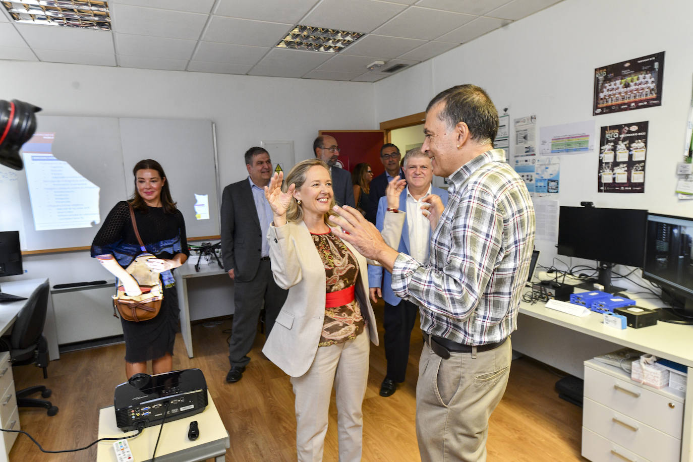 Fotos: Nadia Calviño conoce los proyectos de investigación en ciberseguridad y 5G y 6G de la UMU