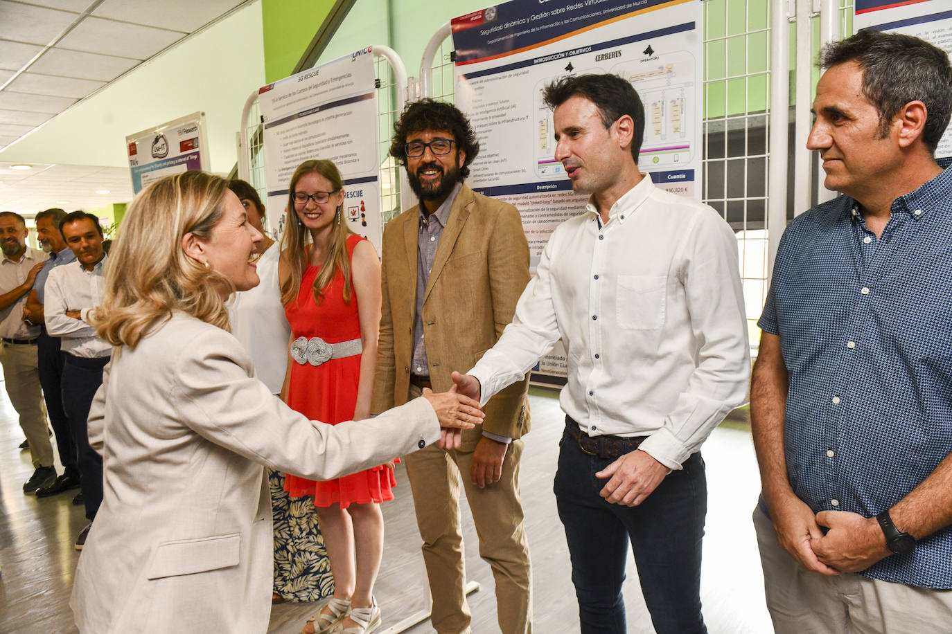 Fotos: Nadia Calviño conoce los proyectos de investigación en ciberseguridad y 5G y 6G de la UMU