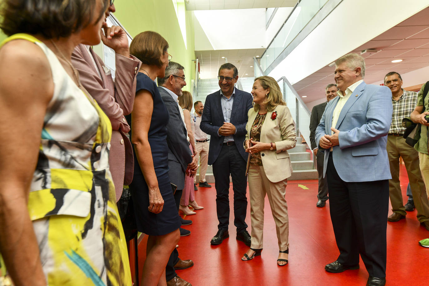 Fotos: Nadia Calviño conoce los proyectos de investigación en ciberseguridad y 5G y 6G de la UMU