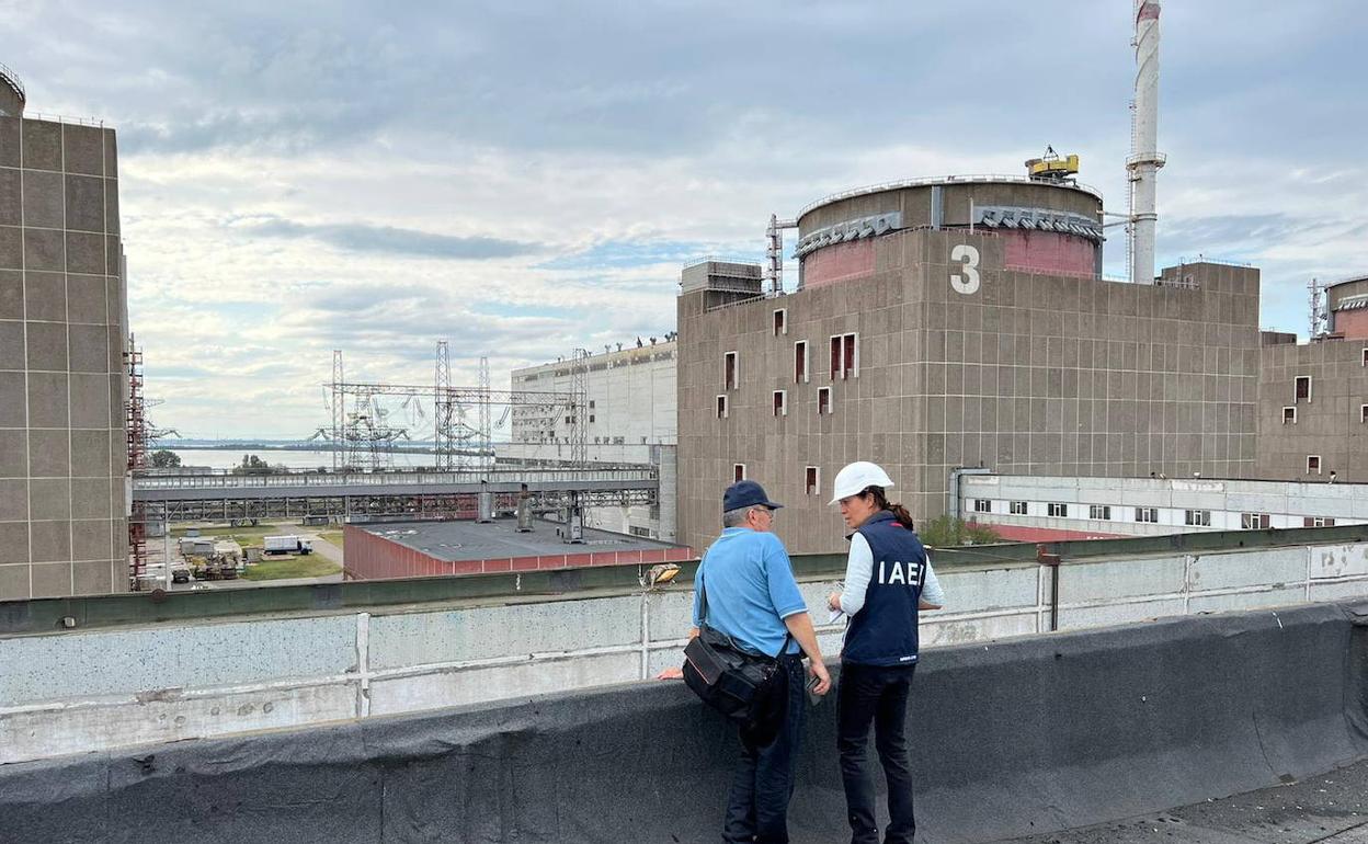 Expertos del OIEA inspeccionan la central nuclear de Zaporiyia. 