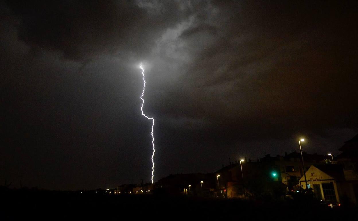 Qué debes hacer para evitar el impacto de un rayo durante una tormenta