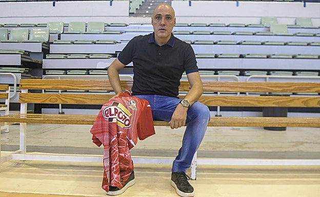 Javi Rodríguez, en la pista del Palacio de los Deportes de Murcia. 