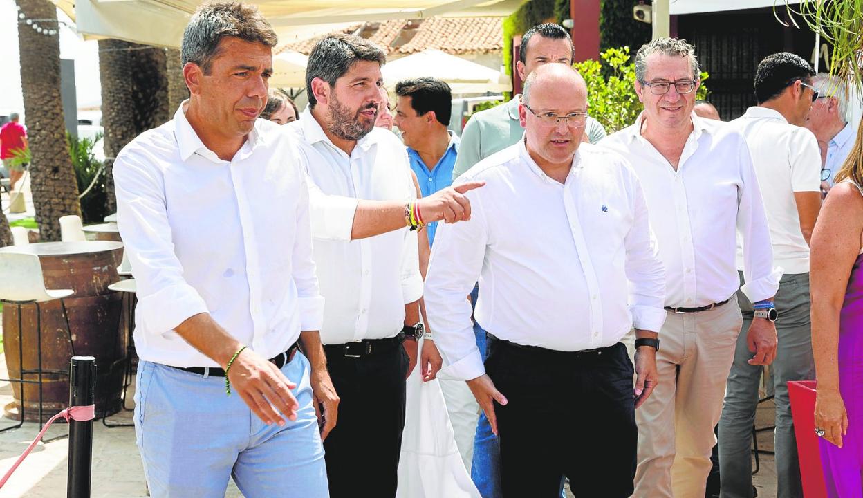 Carlos Mazón, Fernando López Miras y Miguel Tellado, ayer a mediodía, antes del cónclave del PP en San Pedro del Pinatar. 