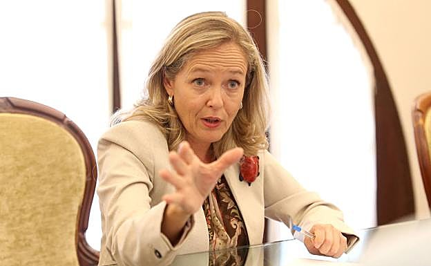 La vicepresidenta Nadia Calviño, durante la entrevista, en el Real Casino de Murcia.