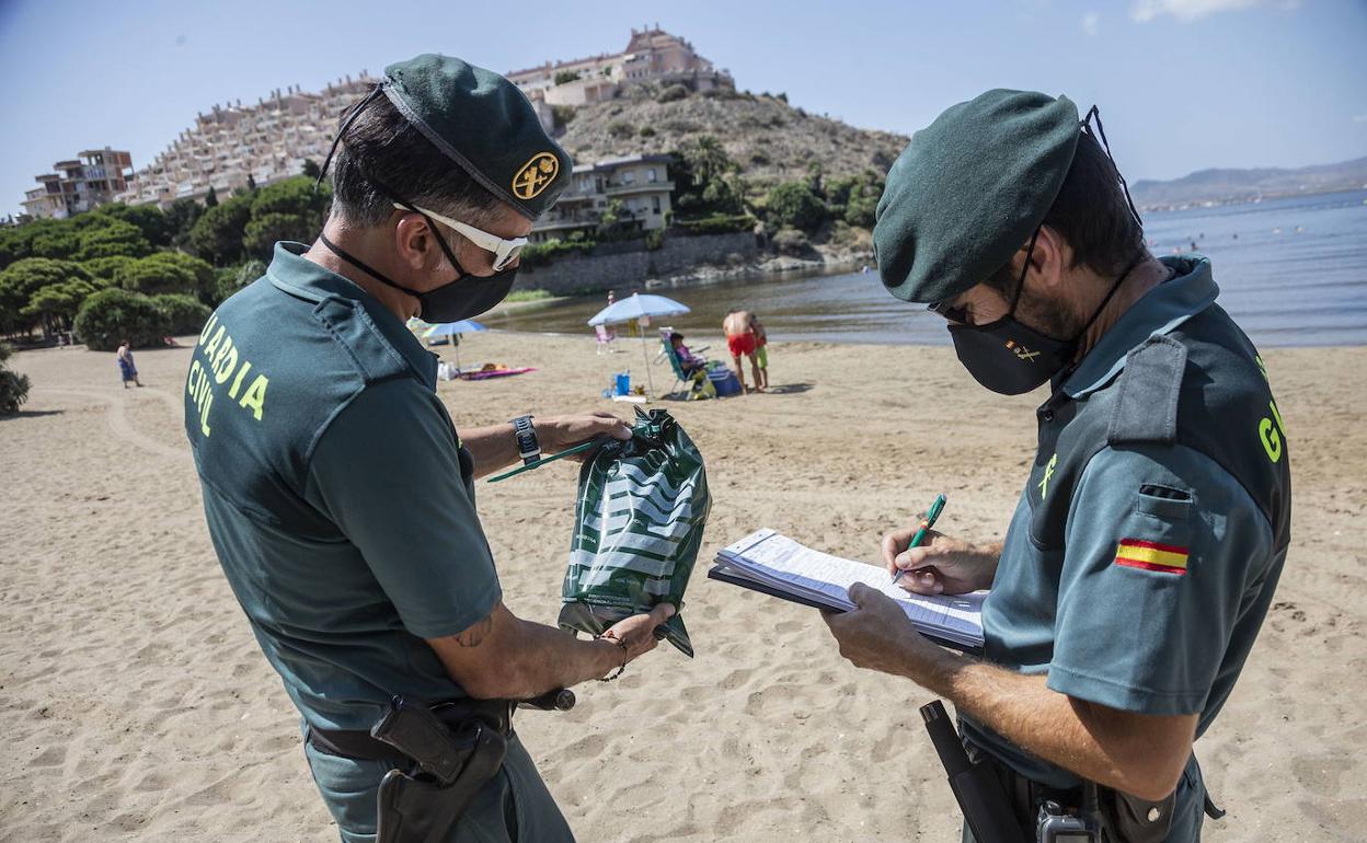 Agentes del Seprona recogiendo muestras en una cala de La Manga en agosto del pasado año.