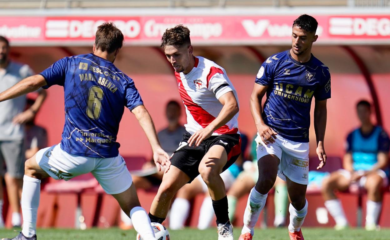 Mario Abenza (i), luchando un balón contra Antonio Arcos, del Sevilla Atlético. 