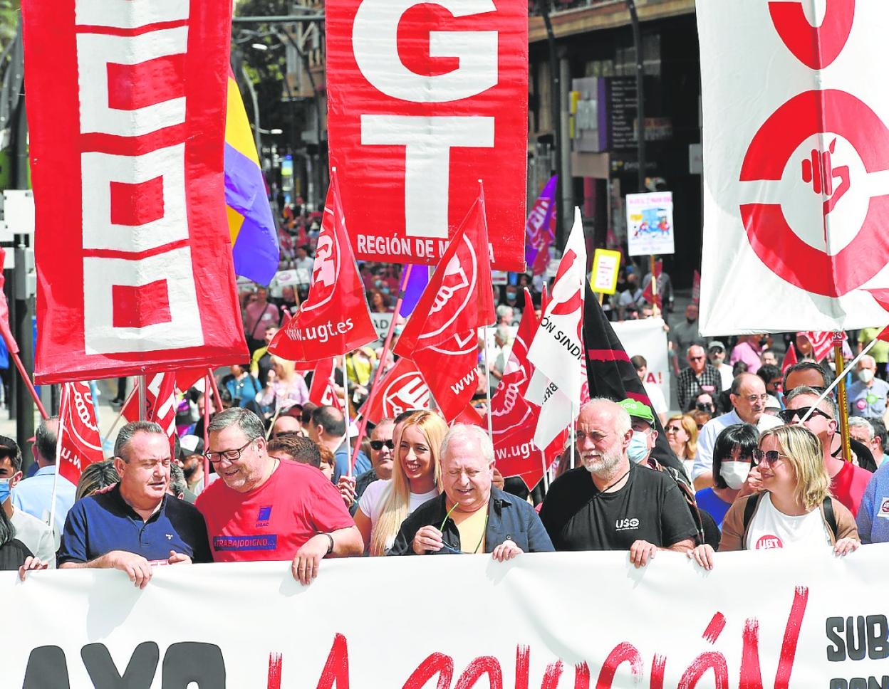 Los secretarios generales de CC OO y UGT, Santiago Navarro (i) y Antonio Jiménez (c), el pasado 1 de mayo. 