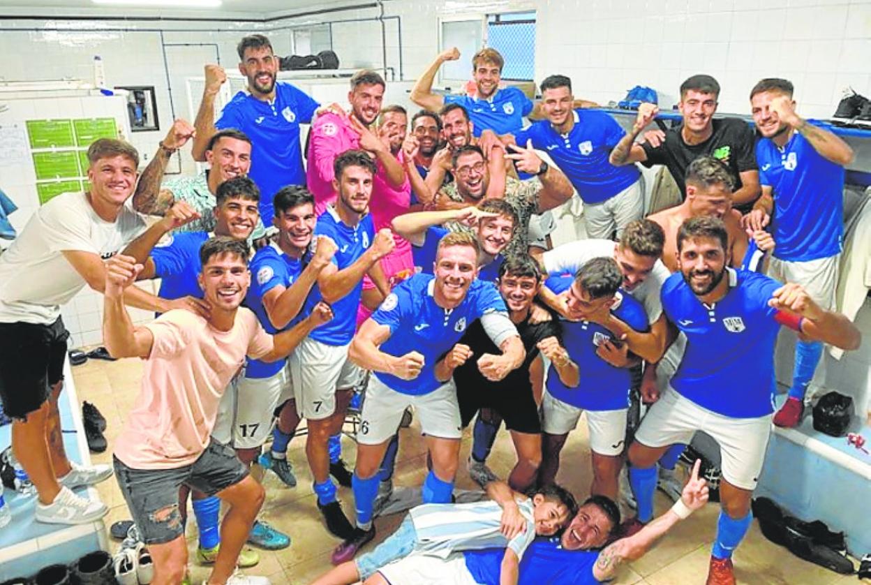 Los jugadores del Mar Menor celebran el triunfo en el vestuario. 