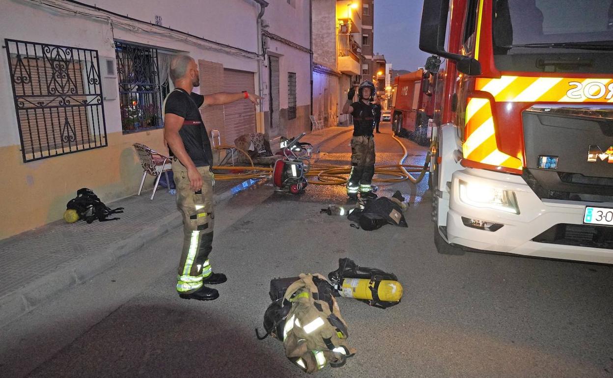 Bomberos trabajando en el lugar del incendio.