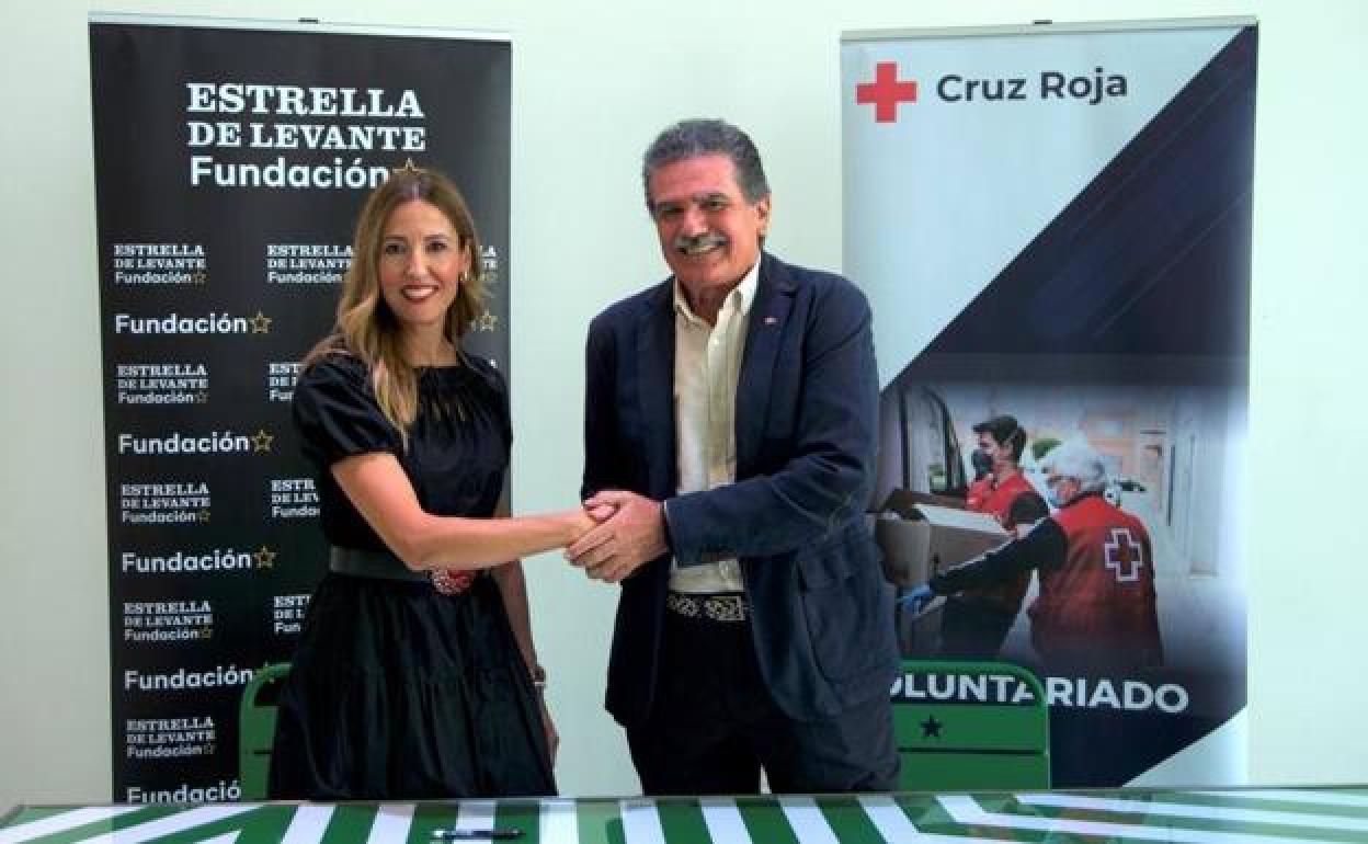 Juana Sánchez, responsable del área de acción social de la Fundación Estrella de Levante y Faustino Herrero, presidente de Cruz Roja Región de Murcia.