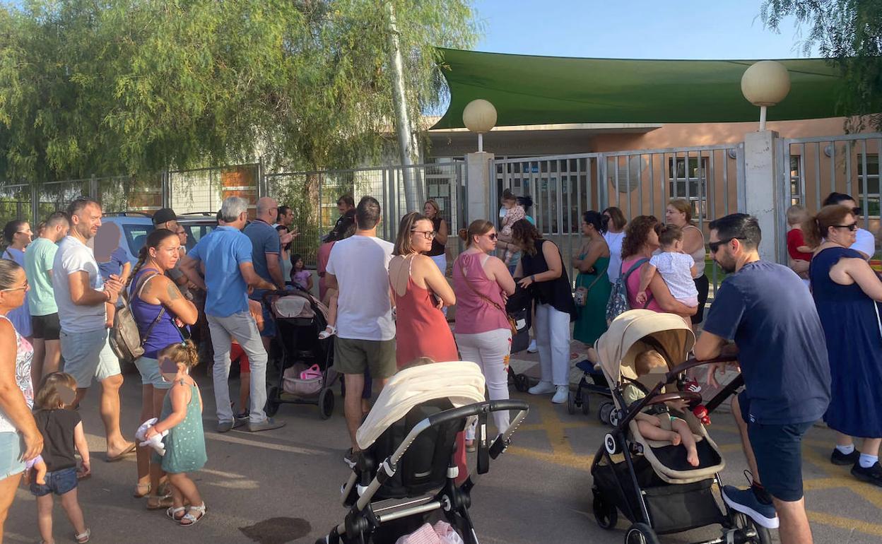 Padres y niños en la entrada de la guardería municipal de Fuente Álamo, el pasado jueves.