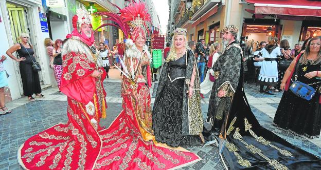 Festeros durante el pasacalles de Moros y Cristianos que llenó ayer el centro de la ciudad de alegría, antes de la lectura del pregón, que tuvo lugar en el Romea. 