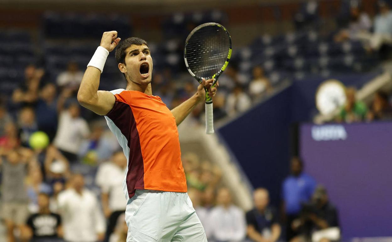 Alcaraz celebra un punto en el partido frente a Cilic. 