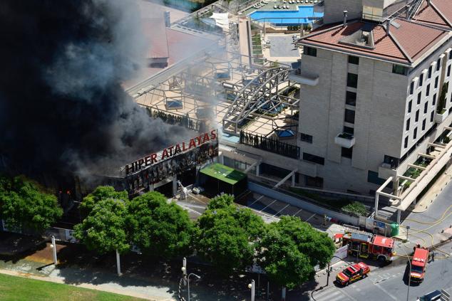 Fotos: Las llamas devoran el bazar de Atalayas en Murcia, en imágenes