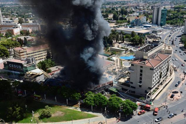 Fotos: Las llamas devoran el bazar de Atalayas en Murcia, en imágenes