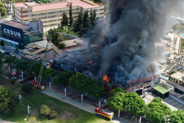 Fotos: Las llamas devoran el bazar de Atalayas en Murcia, en imágenes