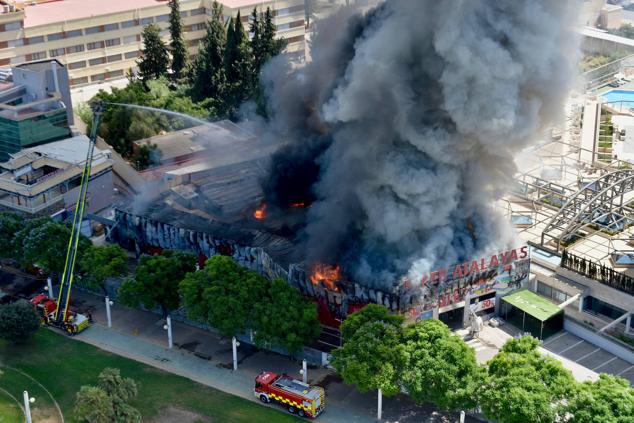 Fotos: Las llamas devoran el bazar de Atalayas en Murcia, en imágenes