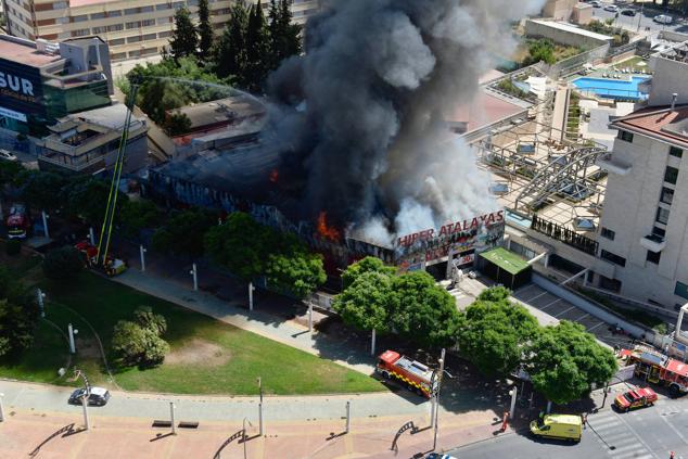 Fotos: Las llamas devoran el bazar de Atalayas en Murcia, en imágenes