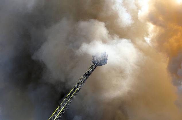 Fotos: Las llamas devoran el bazar de Atalayas en Murcia, en imágenes