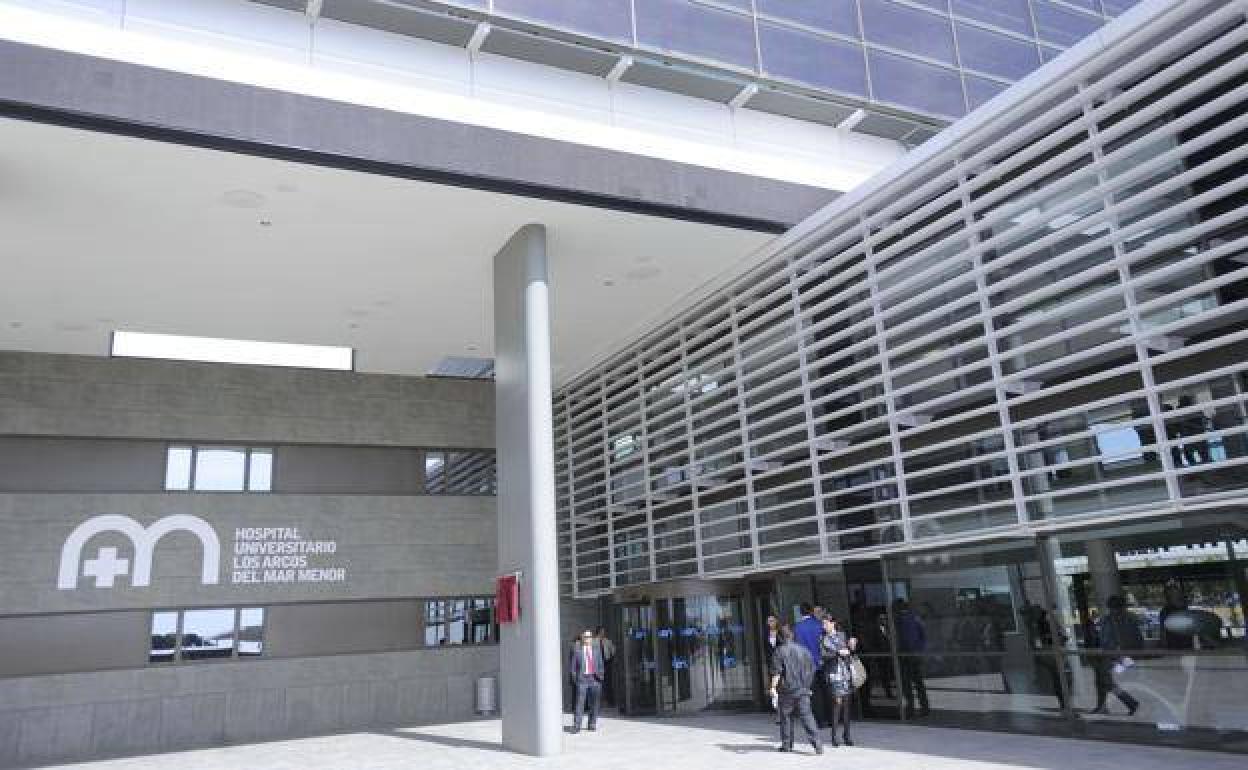 El anciano fue trasladado al hospital Los Arcos del Mar Menor. 