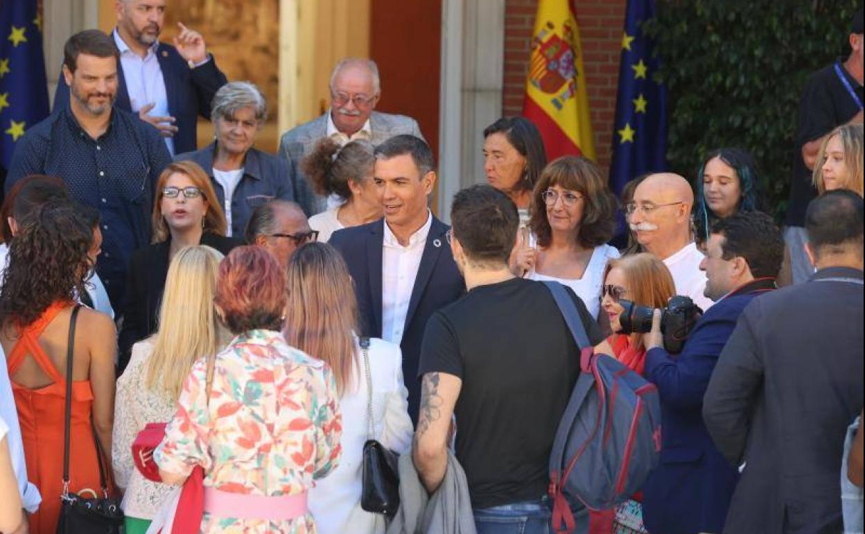 Sánchez, rodeado del medio centenar de ciudadanos con los que este lunes abrió el curso político en la Moncloa. 