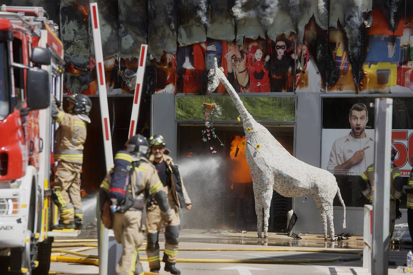 Fotos: Las llamas devoran el bazar de Atalayas en Murcia, en imágenes