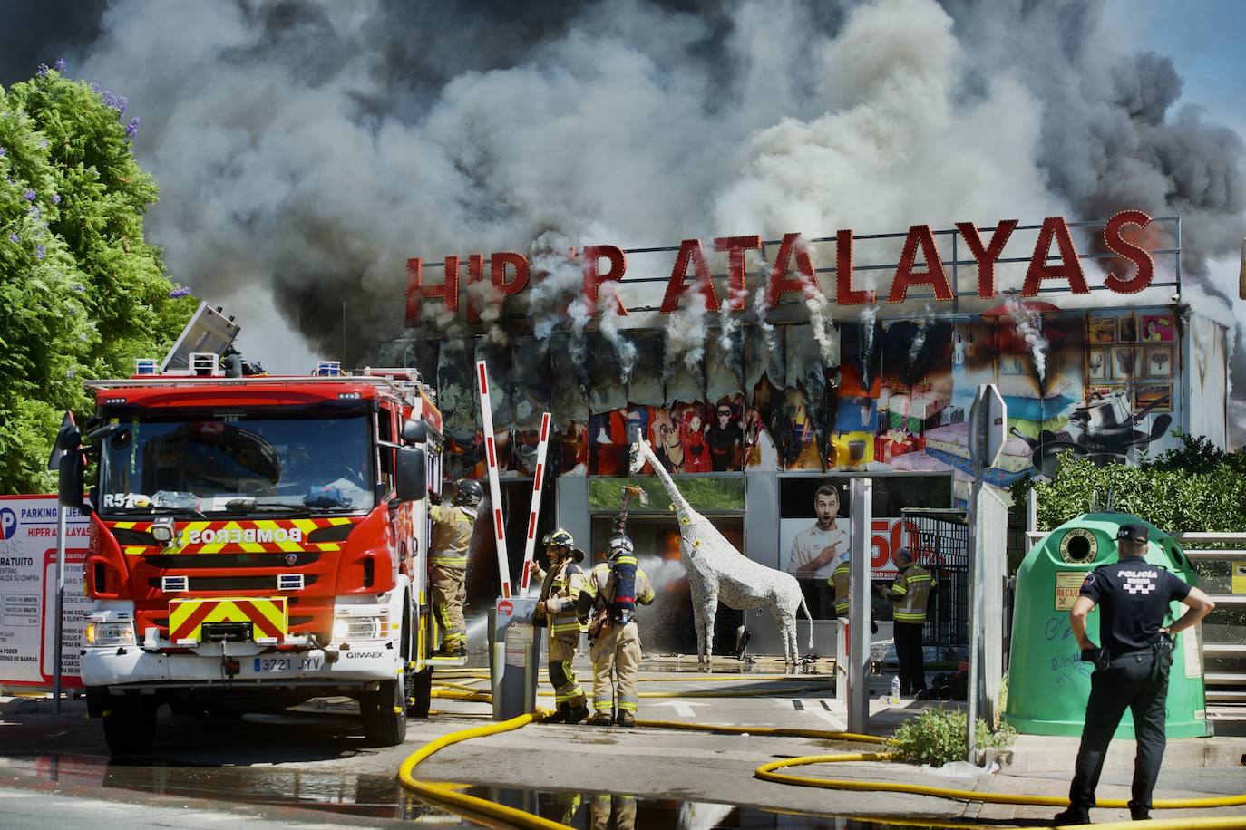 Fotos: Las llamas devoran el bazar de Atalayas en Murcia, en imágenes