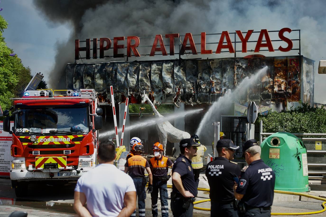 Fotos: Las llamas devoran el bazar de Atalayas en Murcia, en imágenes