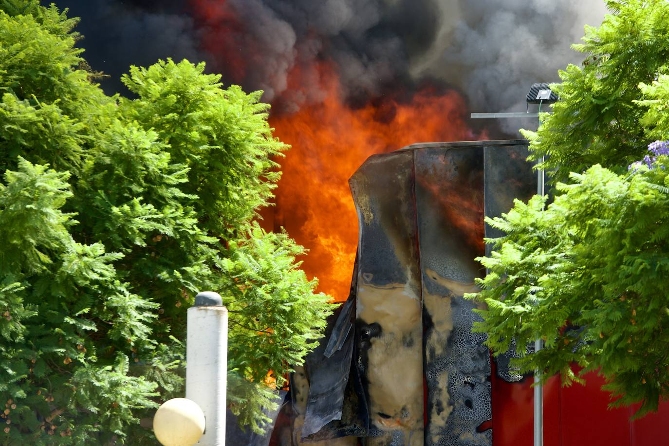 Fotos: Las llamas devoran el bazar de Atalayas en Murcia, en imágenes