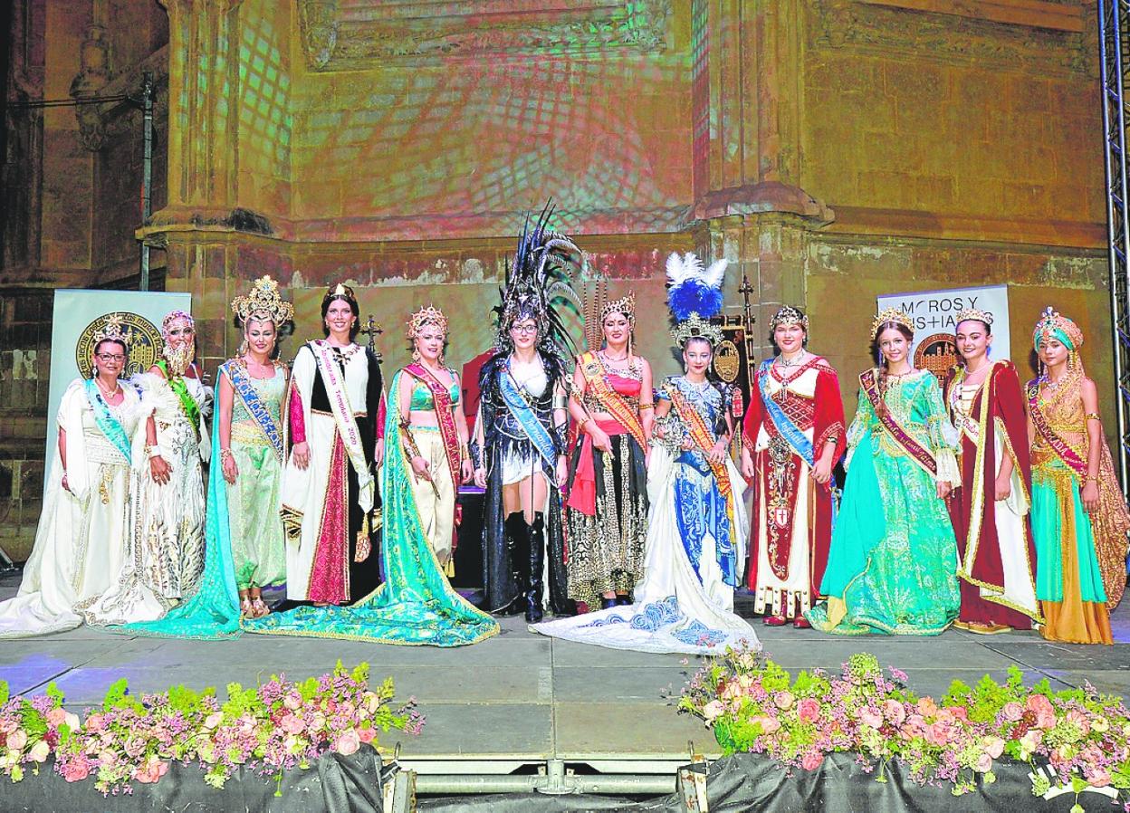 Presentación de las abanderadas en la plaza de los Apóstoles.