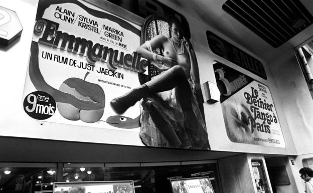 Los carteles gigantes de un cine en París anuncian 'Emmanuelle'.