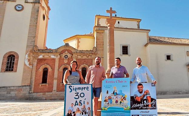 El concejal de Festejos de Lorca, José Ángel Ponce (d), en la presentación de la Feria Chica 2022. 