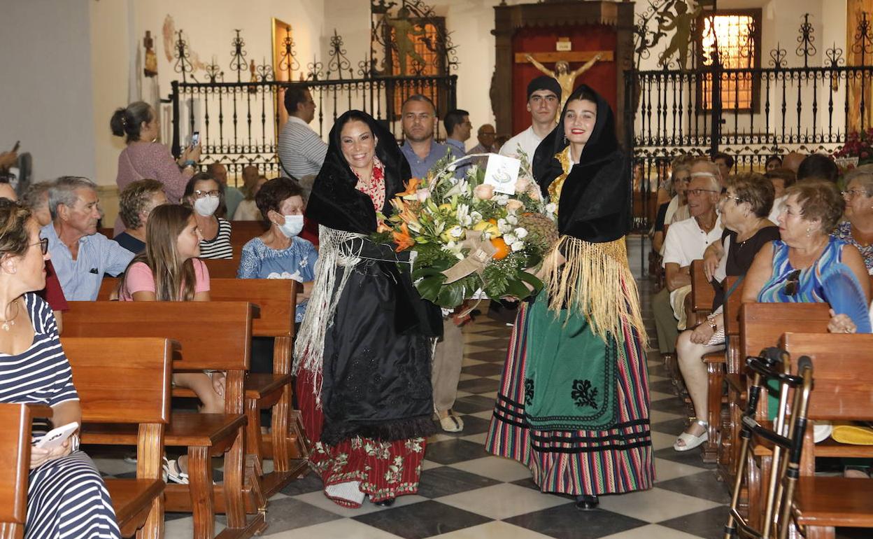 Miembros del grupo de Coros y Danzas de Lorca llevan flores a la patrona. 