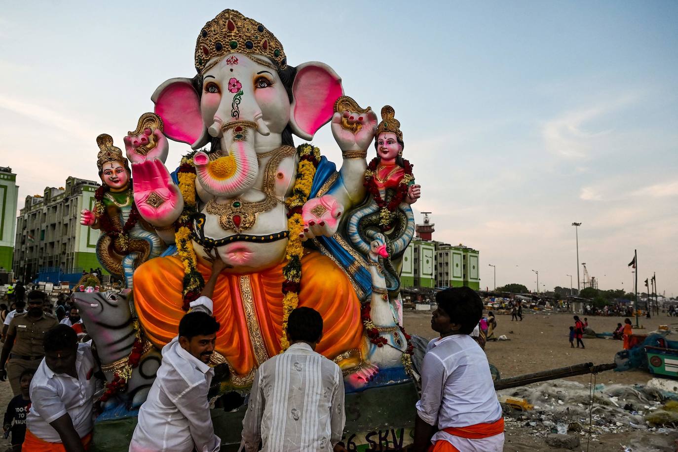 Fotos: ¡Al agua Ganesh!