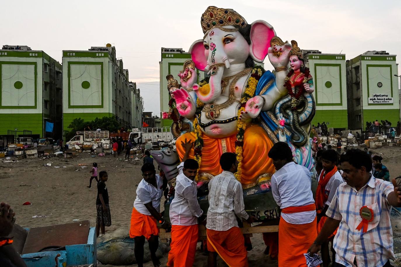 Fotos: ¡Al agua Ganesh!